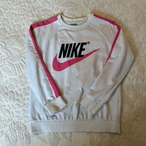 🌸VINTAGE NIKE CREWNECK🩷
